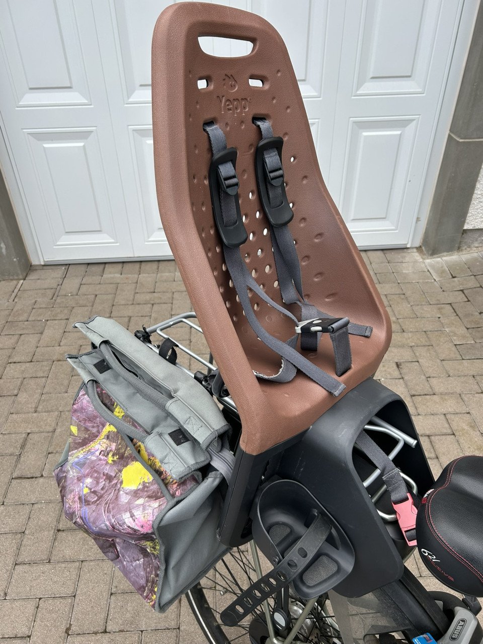 Twee Yepp achter kinder fietsstoelen