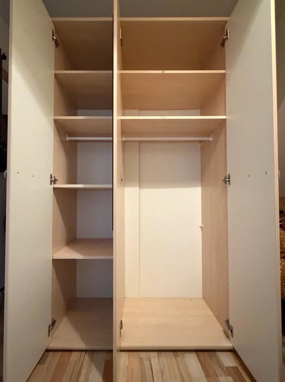 Mooie kledingkast met bijhorend nachtkastje en bijbehorende boekenkast