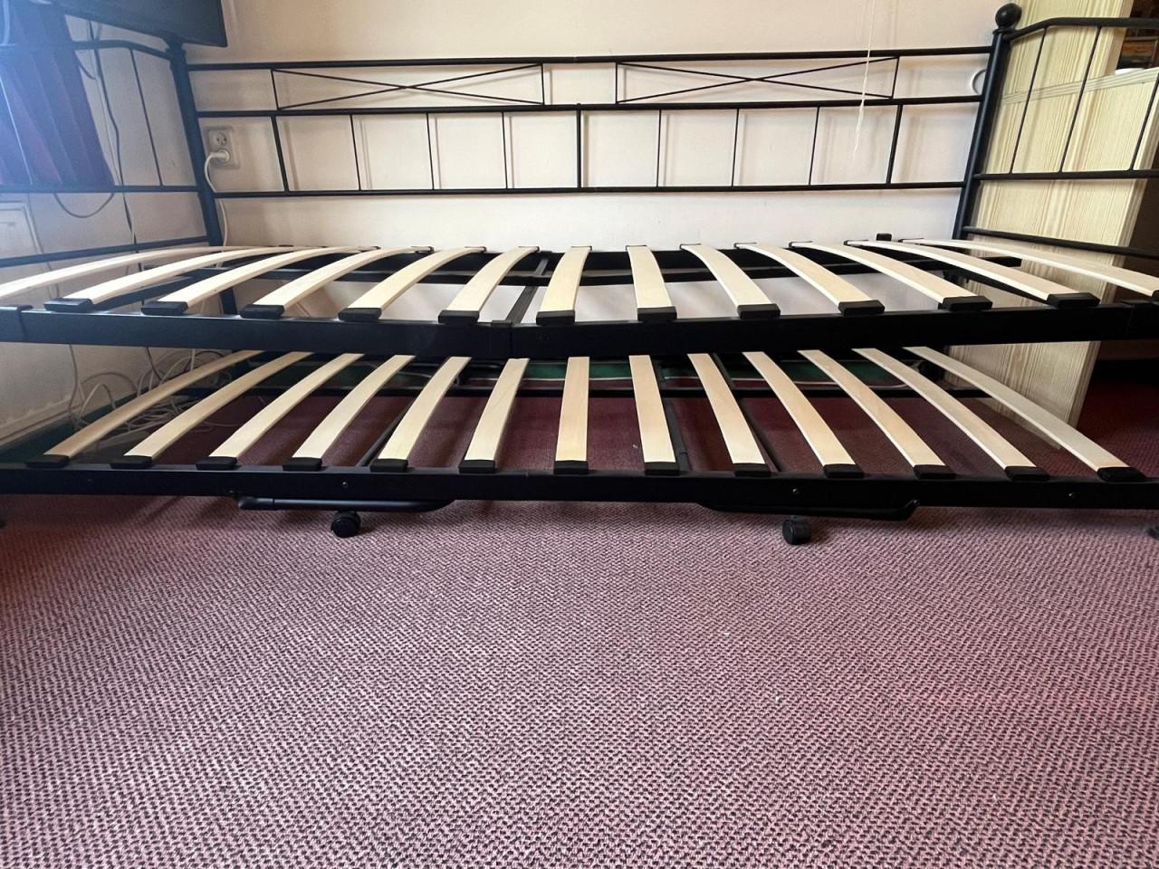 Slaapbank/ bed met onderschuifbed