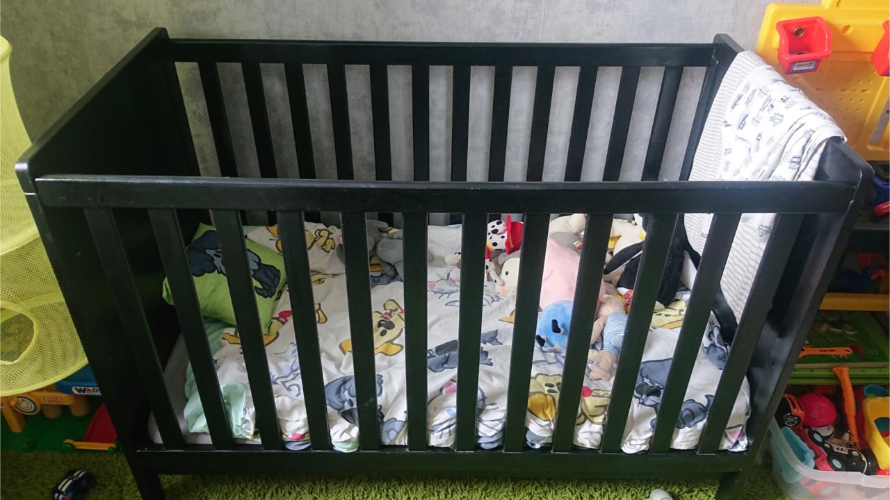 Ledikant zwart met Aerosleep matras topper en hoezen