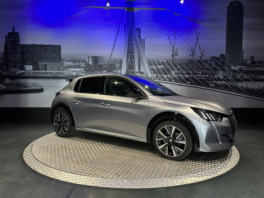 Peugeot 208 1.2 puretech gt *pano*camera*carplay*