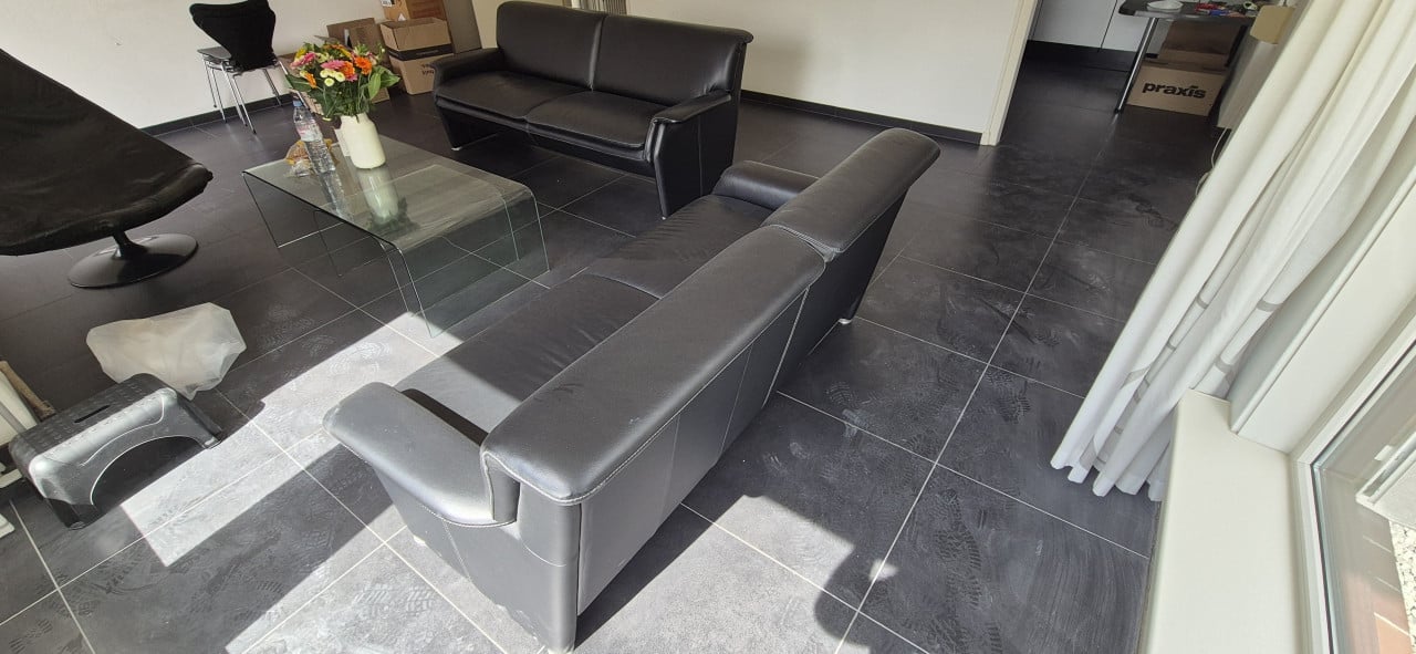 Leren bankstellen met glazen tafels in topstaat