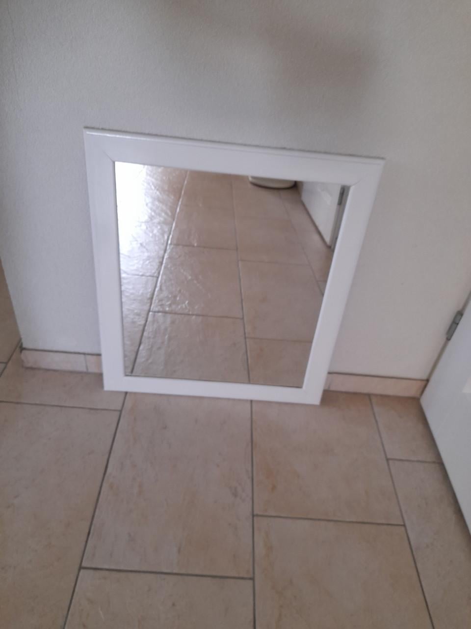 Spiegel 59 x 67  (in goede nette staat)