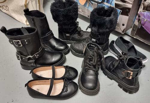 Diverse zwarte kinderschoenen maat 26
