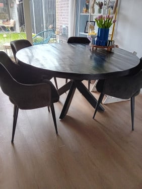 Eetkamertafel