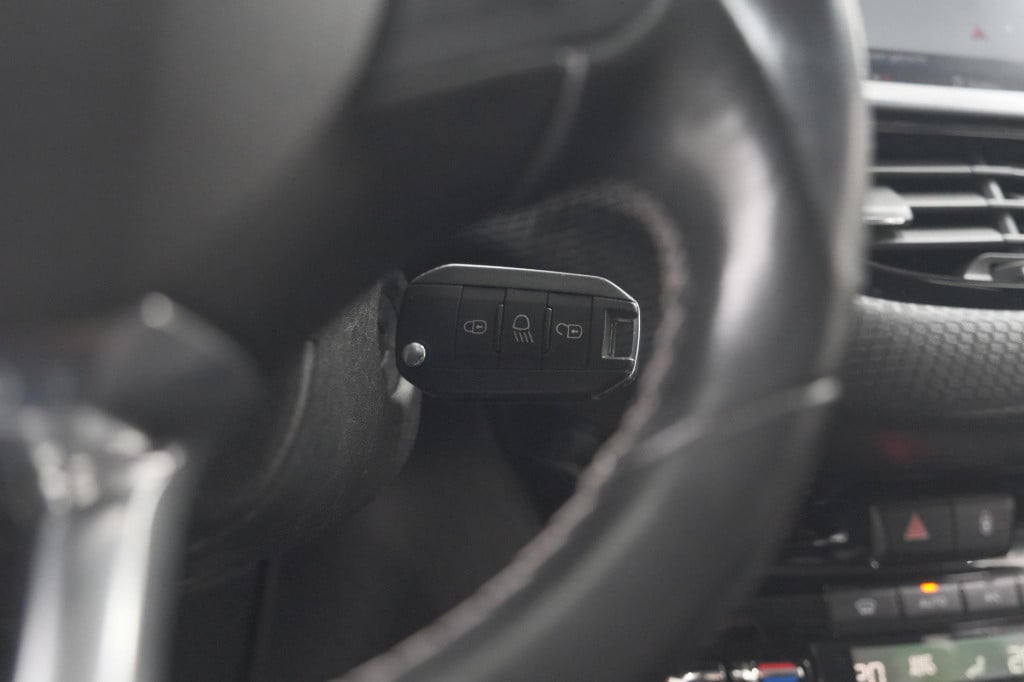 Peugeot 2008 puretech 130 allure | camera | apple carplay | parkeersensoren
