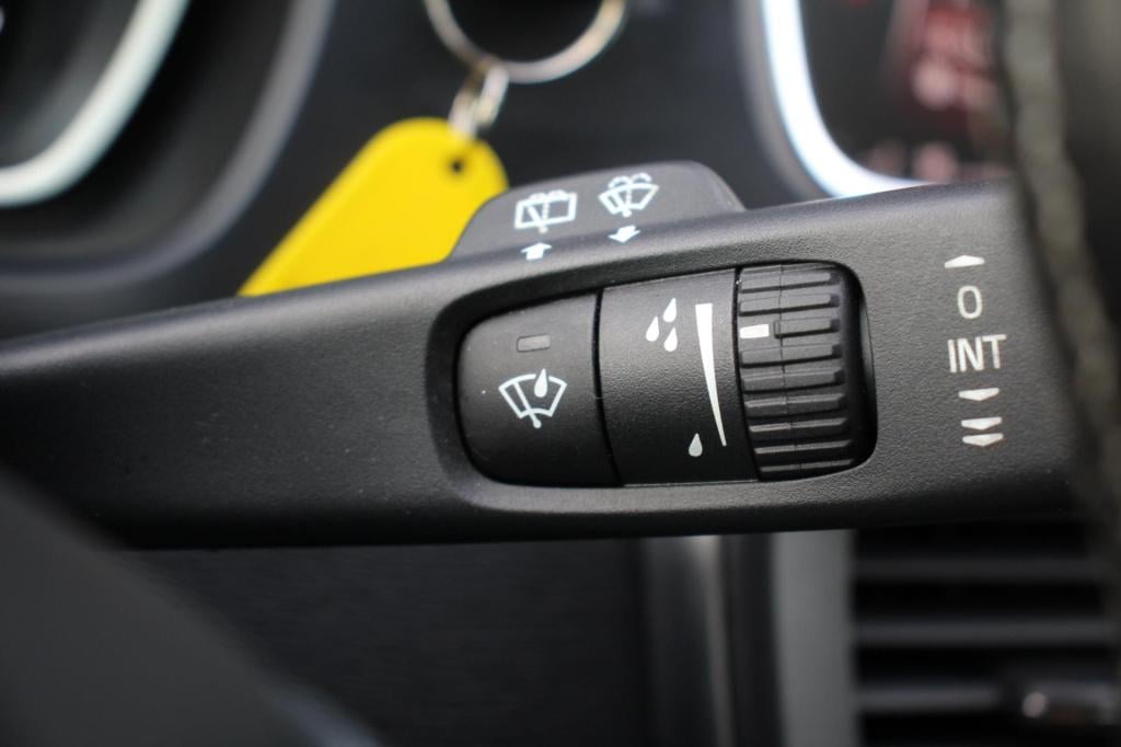 Volvo V40 2.0 t2 r-design - leder/alcantara - harman kardon - led - navi - 