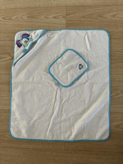 Twee witte badcapes met diertjes (waarvan 1 met bijbehorend spuugdoekje)