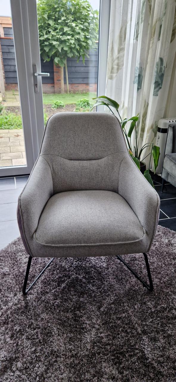 Kasten, fauteuils, sfeerhaard en lampen