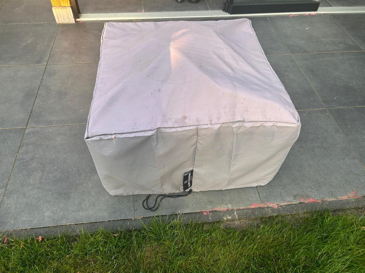 Buiten terras Open Haard met bijzet tafel voor de gasfles.