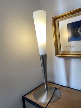 Moderne tafellamp met rvs voet