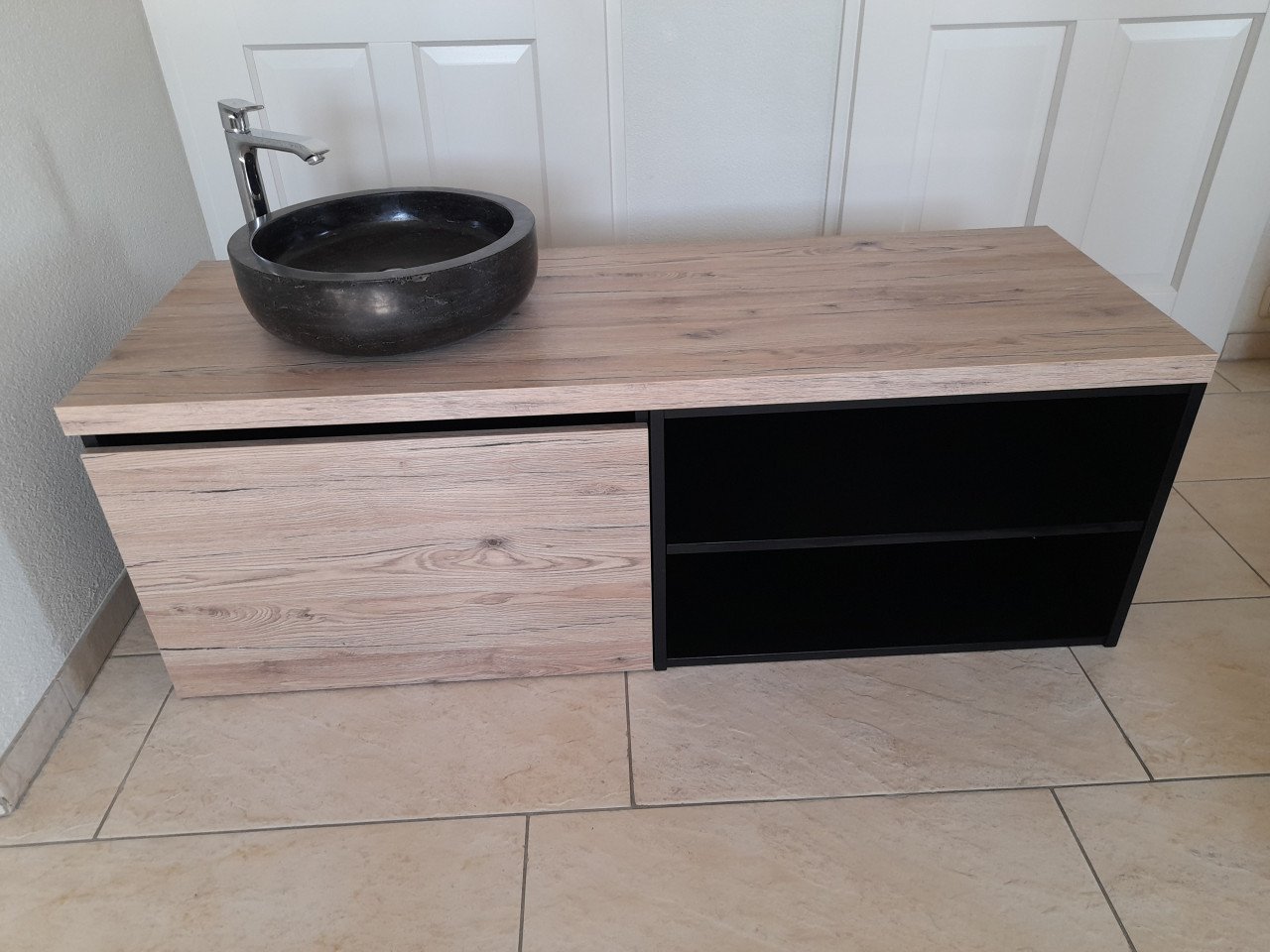 Badkamer meubel met waskom en kraan ( in goede nette  staat )