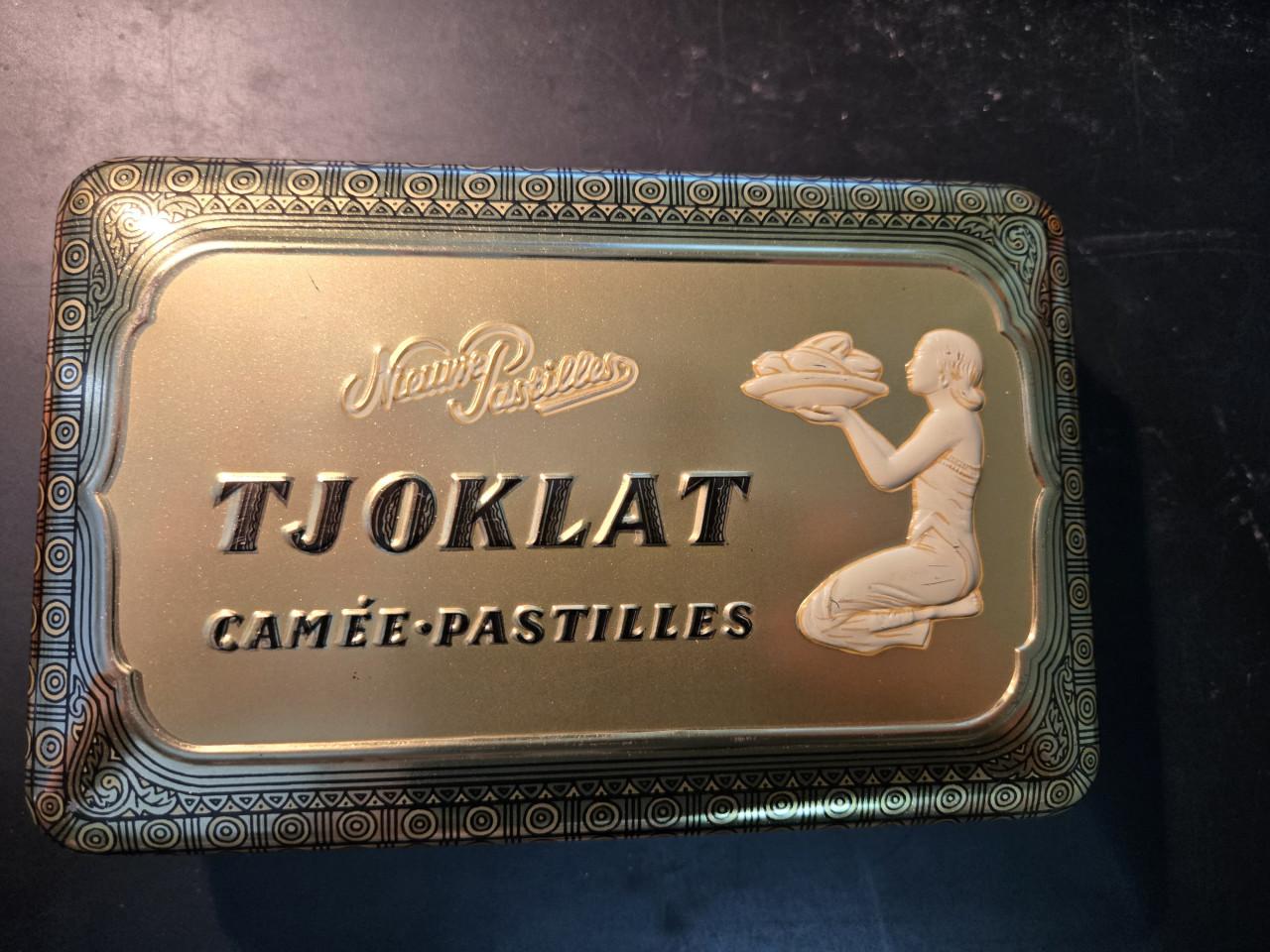 Vintage Tjoklat Camée Pastilles blik uit de jaren 50-70. 17 x 11 x 5 cm.