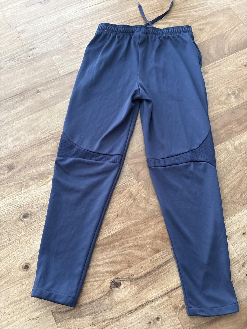 Sportbroek van Nike maat 116-122.