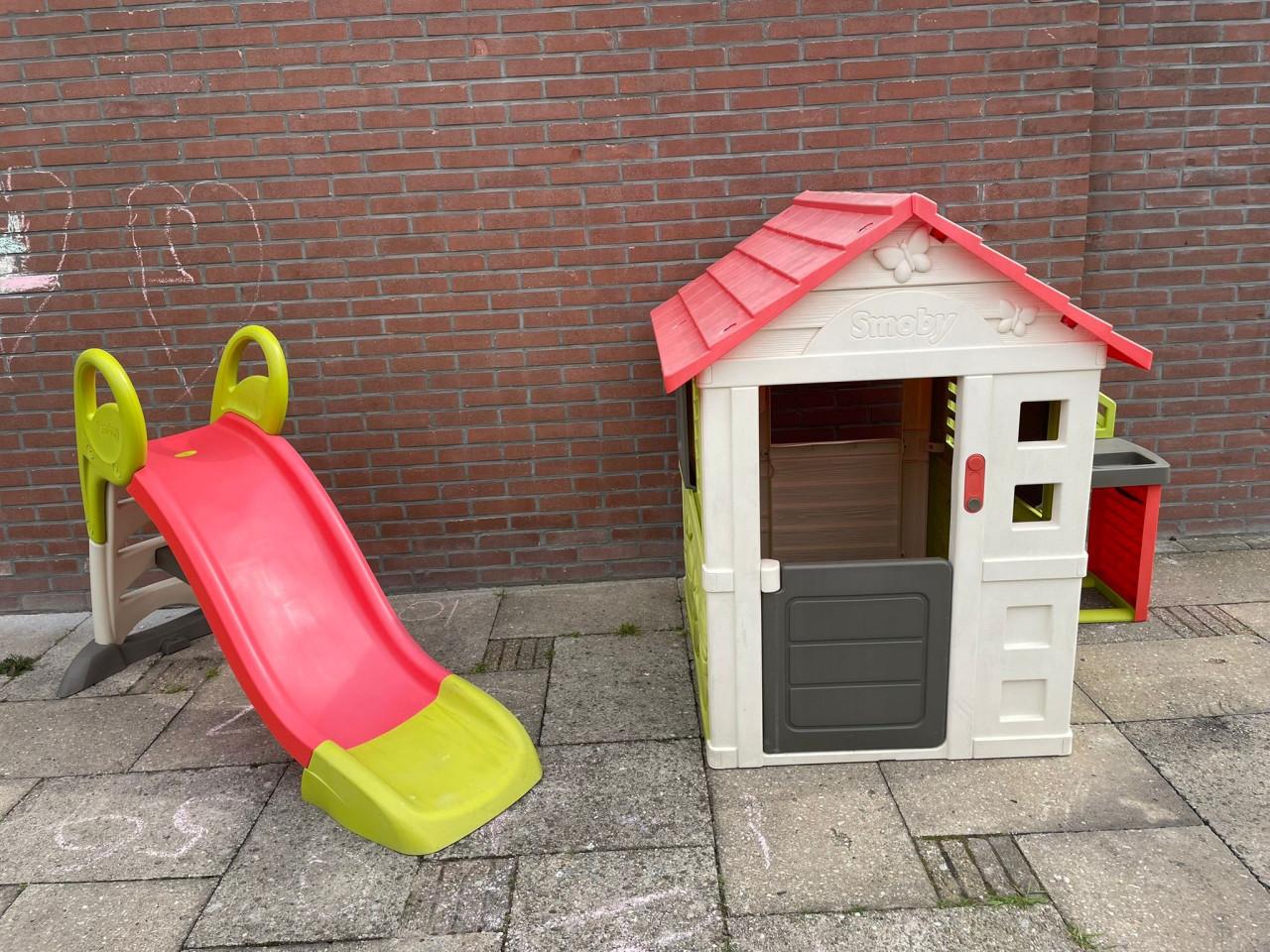 Smoby speelhuis + buitenkeuken, deurbel + ( water) glijbaan