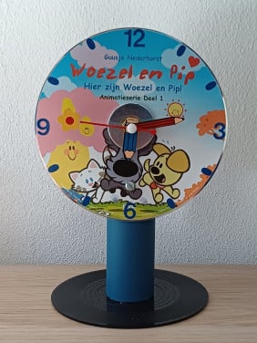 Bureau klokjes van een dvd en cd