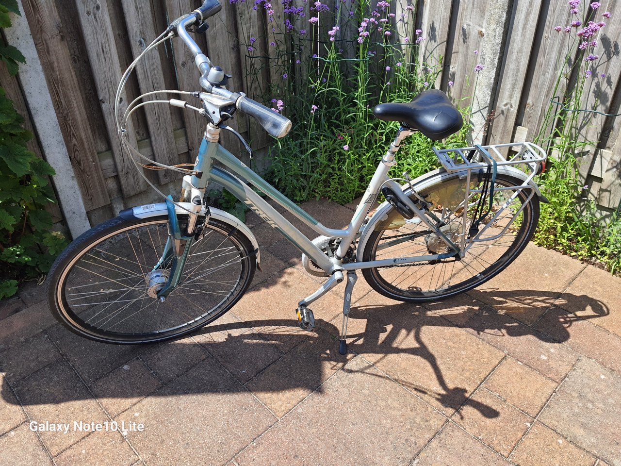 Dames fiets trek met 2 fietssleutels en veiligheidsslot met ketting.