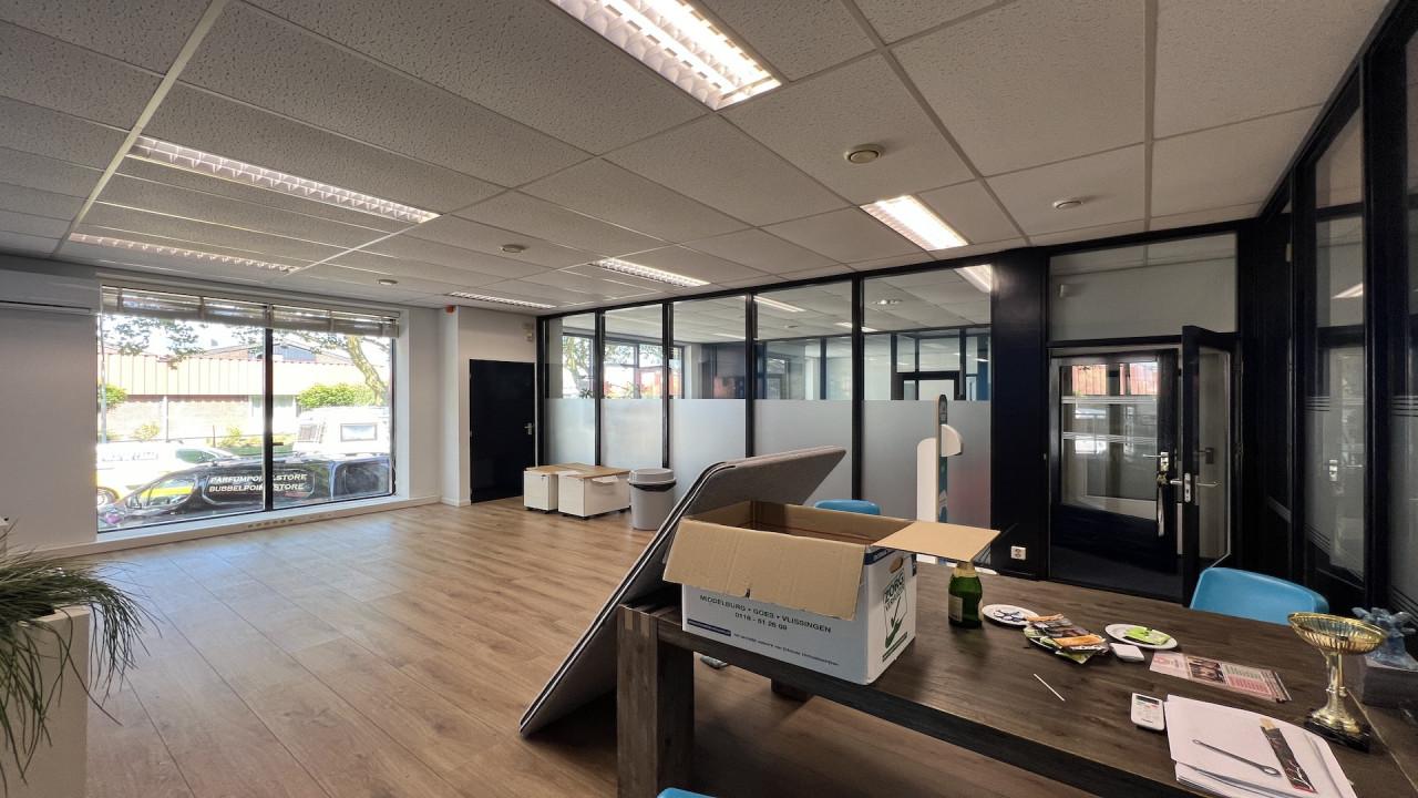TE HUUR 2 geschakelde kantoorruimtes van 35m2