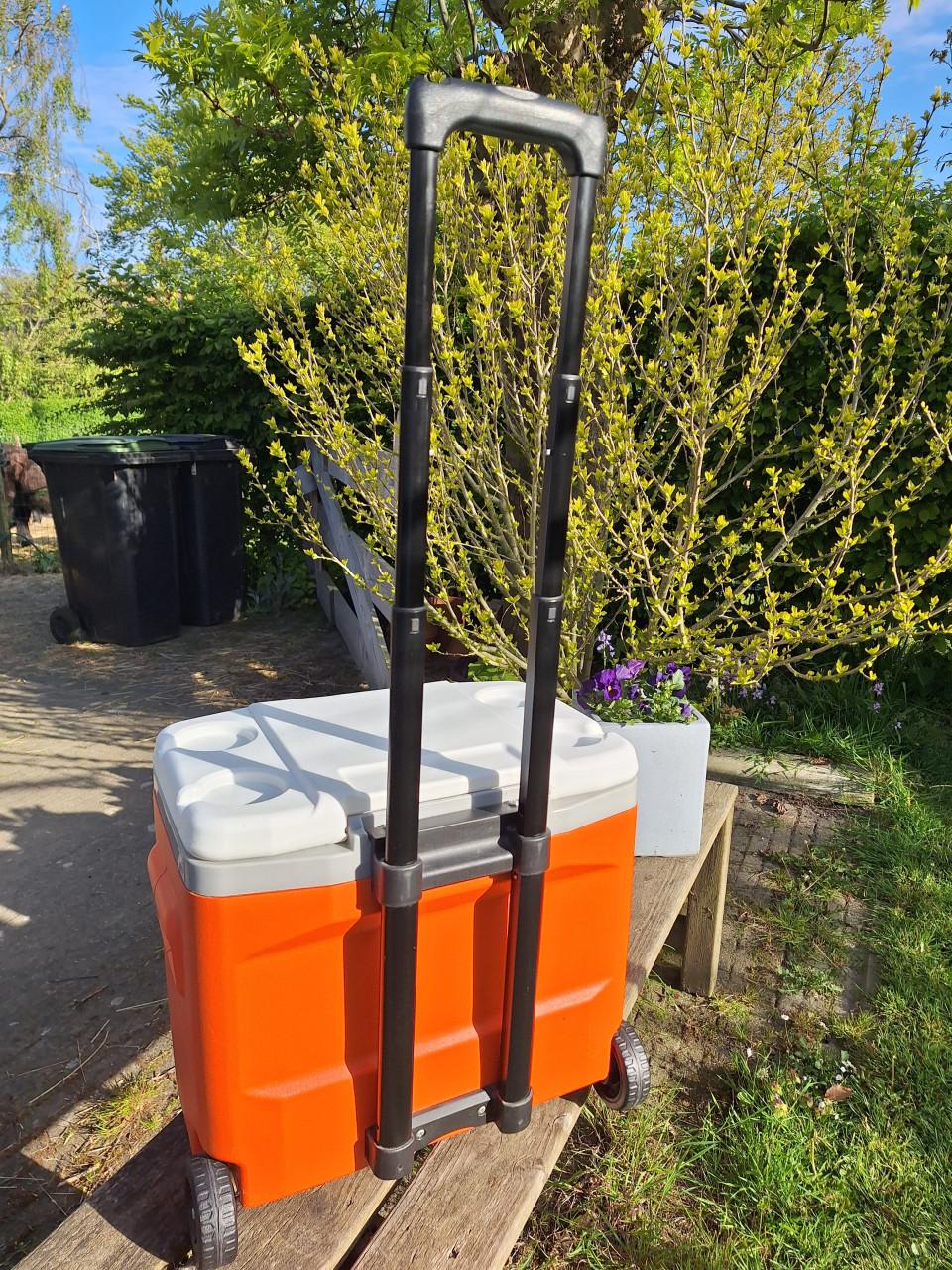 Zeer ruime, nog nieuwe Igloo koelbox.