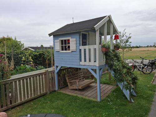 Houten speelhuisje met glijbaan (zonder schommelbank)