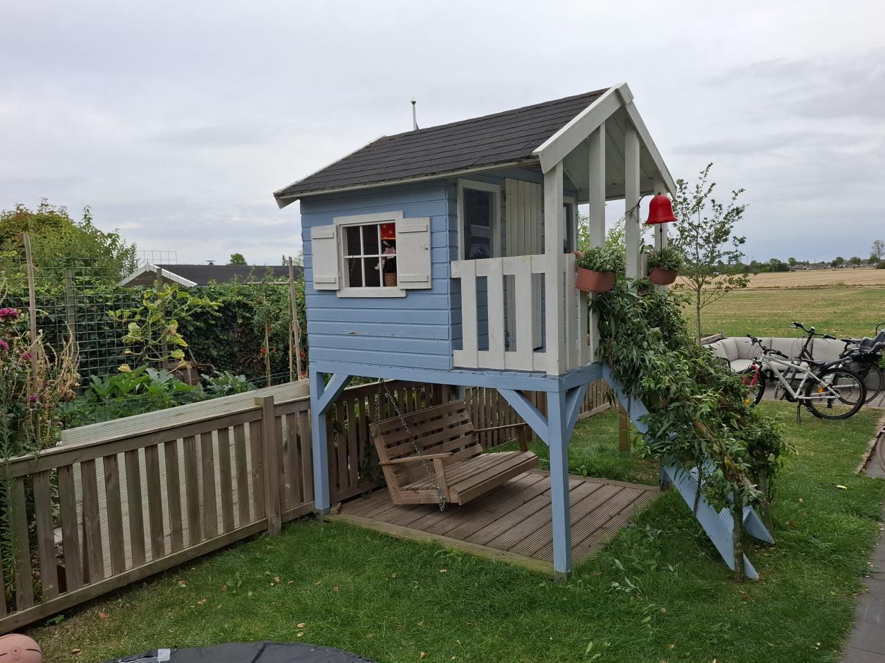 Houten speelhuisje met glijbaan (zonder schommelbank)