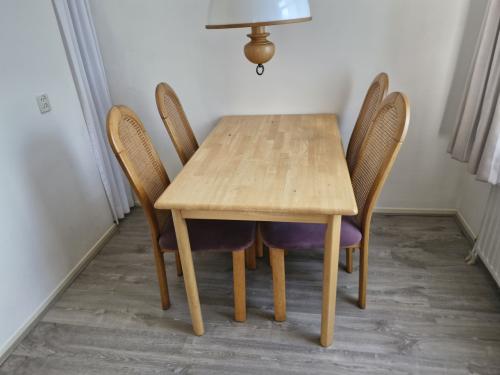 Gratis tafel met 4 stoelen
