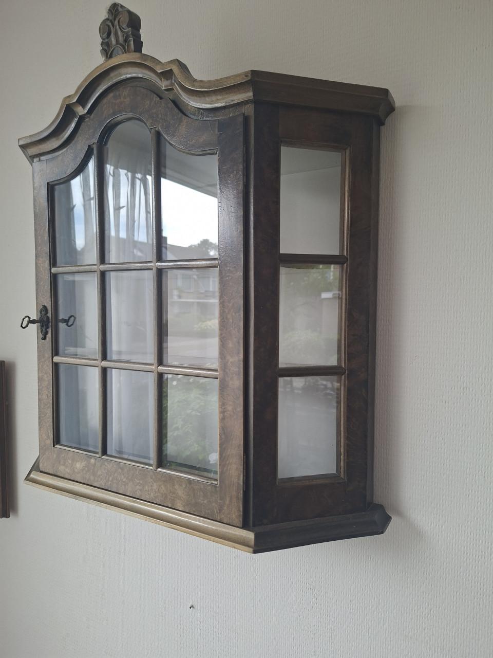 Wortelnotenhout wandvitrinekast