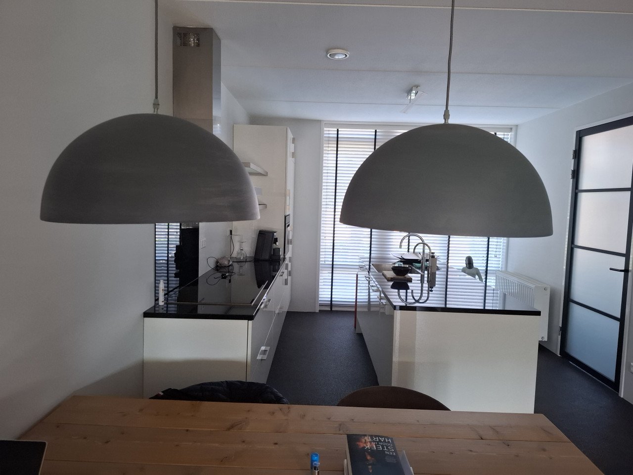 Twee hanglampen mat grijs, led