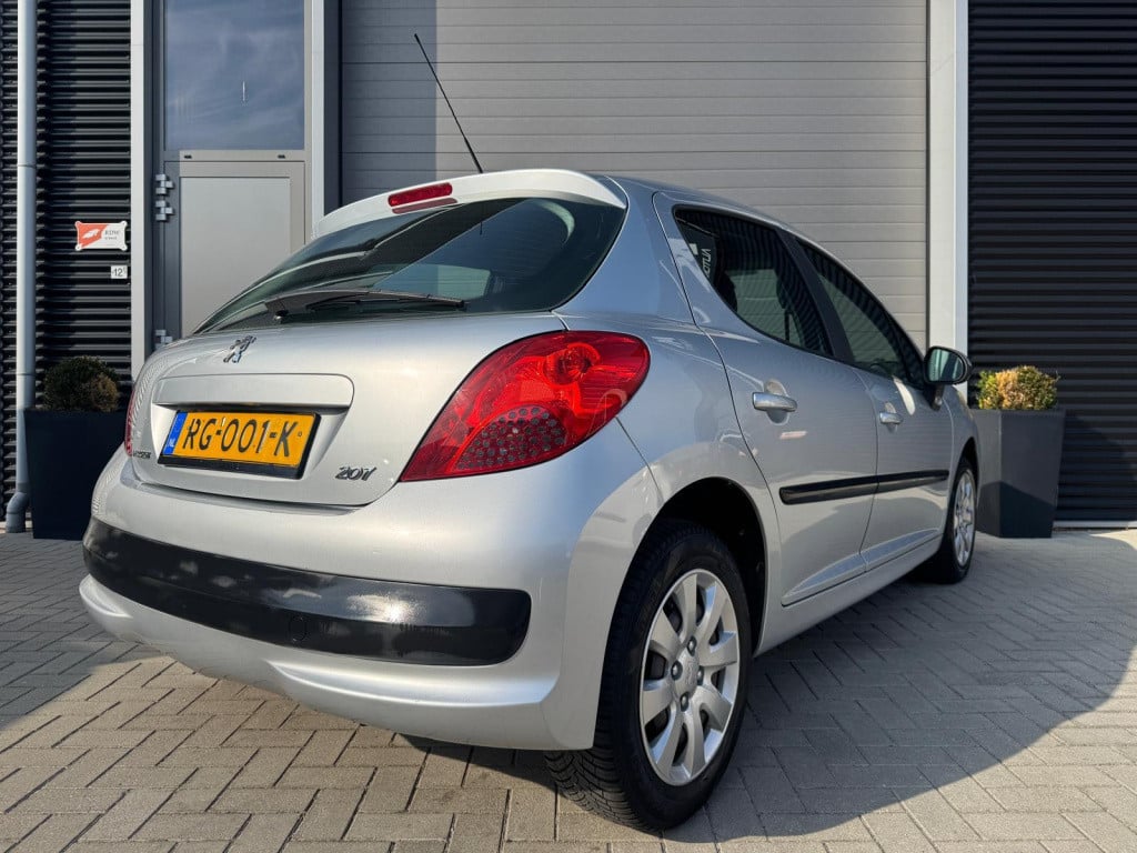 Peugeot 207 1.4-16v xr/130.000/vol jaar apk/airco/carplay