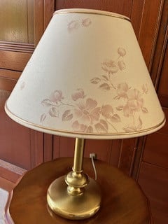 TAFEL SCHEMERLAMP MET KOPEREN VOET EN STOFFEN BLOEMMOTIEF KAP