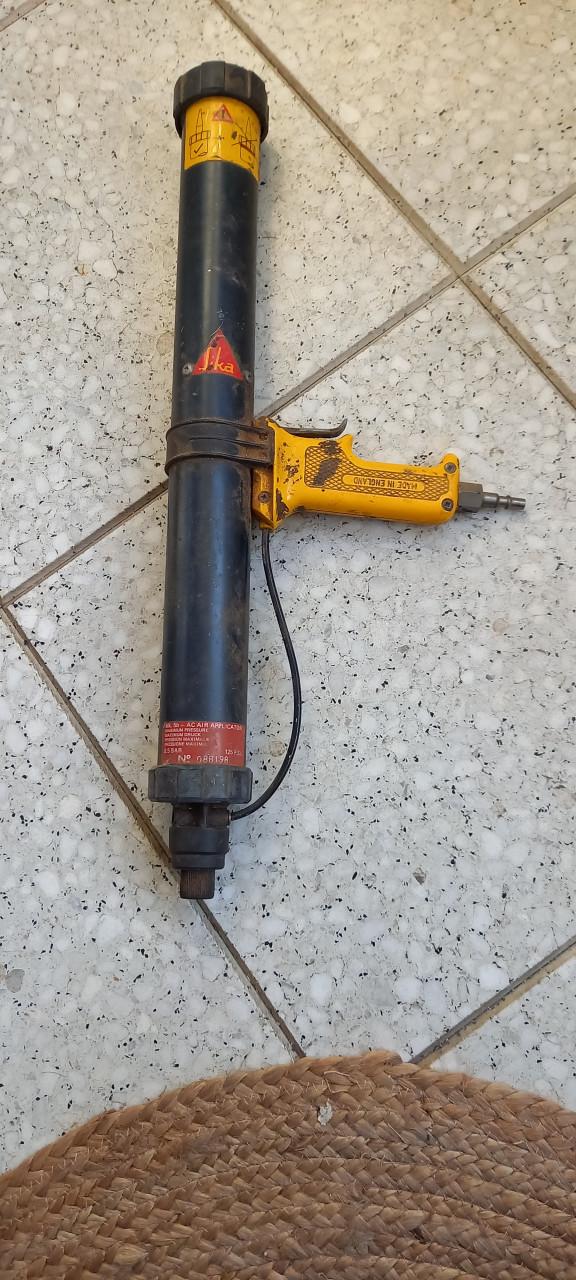 Kitspuit voor teaknaden.