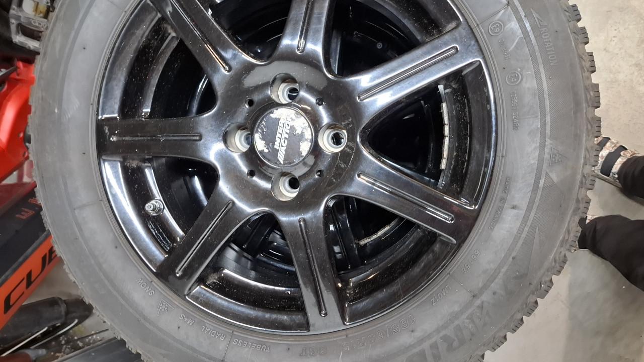 Winterbanden 185/65R15  met velgen steekmaat 4x100
