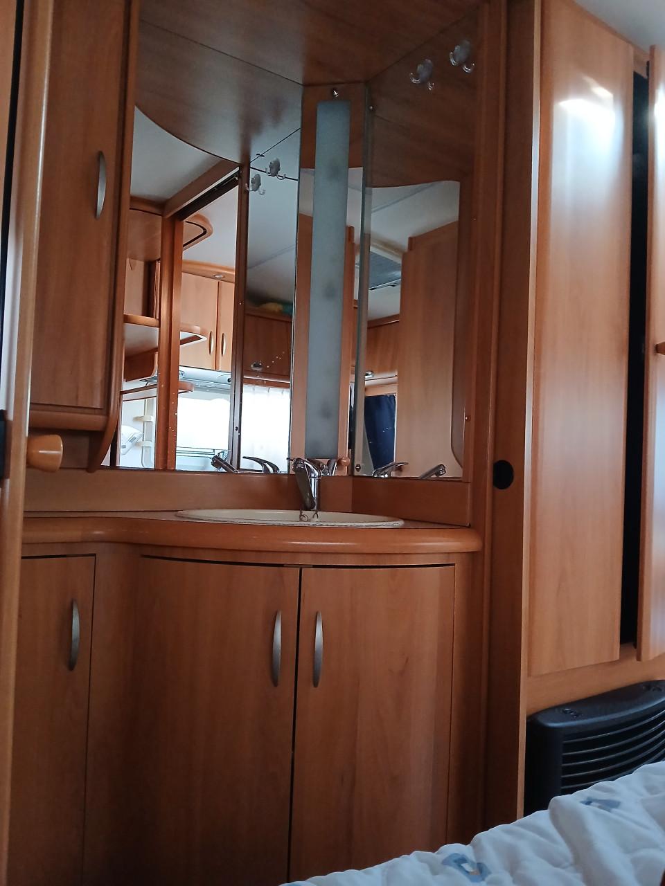 Caravan Hobby met mover en fietsendrger, zgan. voortent en luifel