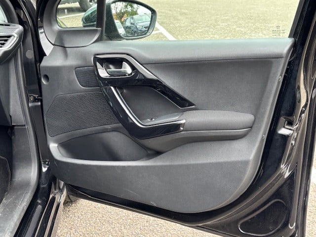 Peugeot 208 blue l. allure 1.2 pt-82pk | navigatie & bluetooth & applecarpl