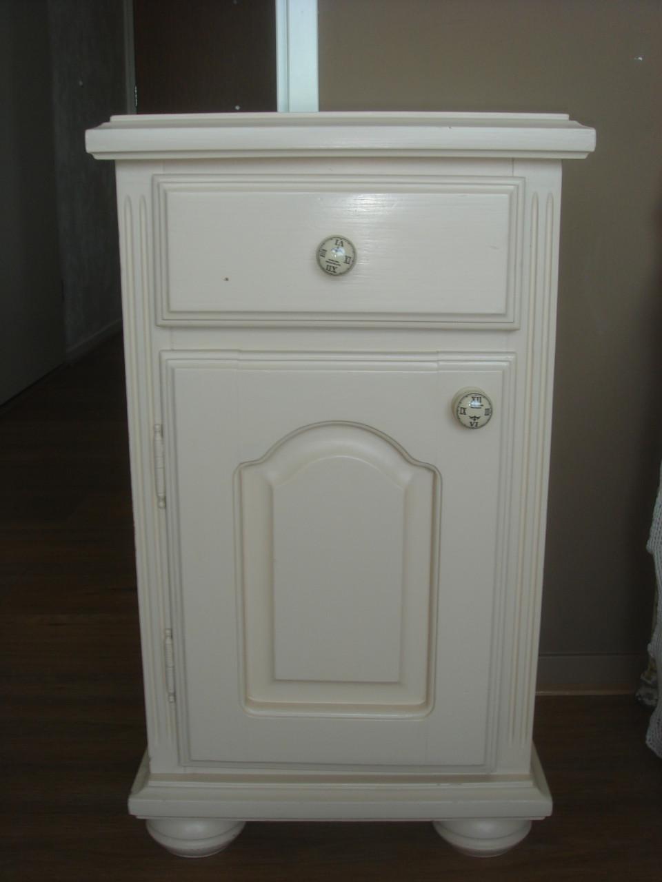 Te koop Een zwaar degelijk houten nachtkastje