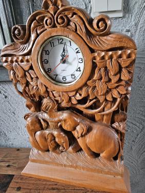 Unieke antieke handgesneden houten klok met olifanten