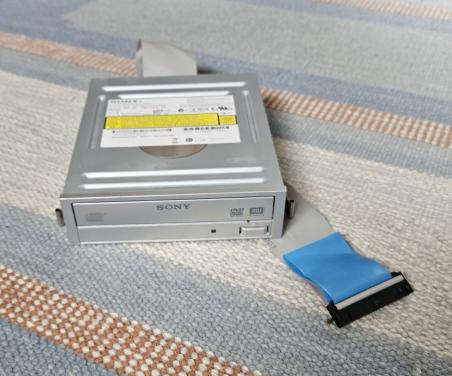 Sony cd/dvd speler met aansluitkabel.