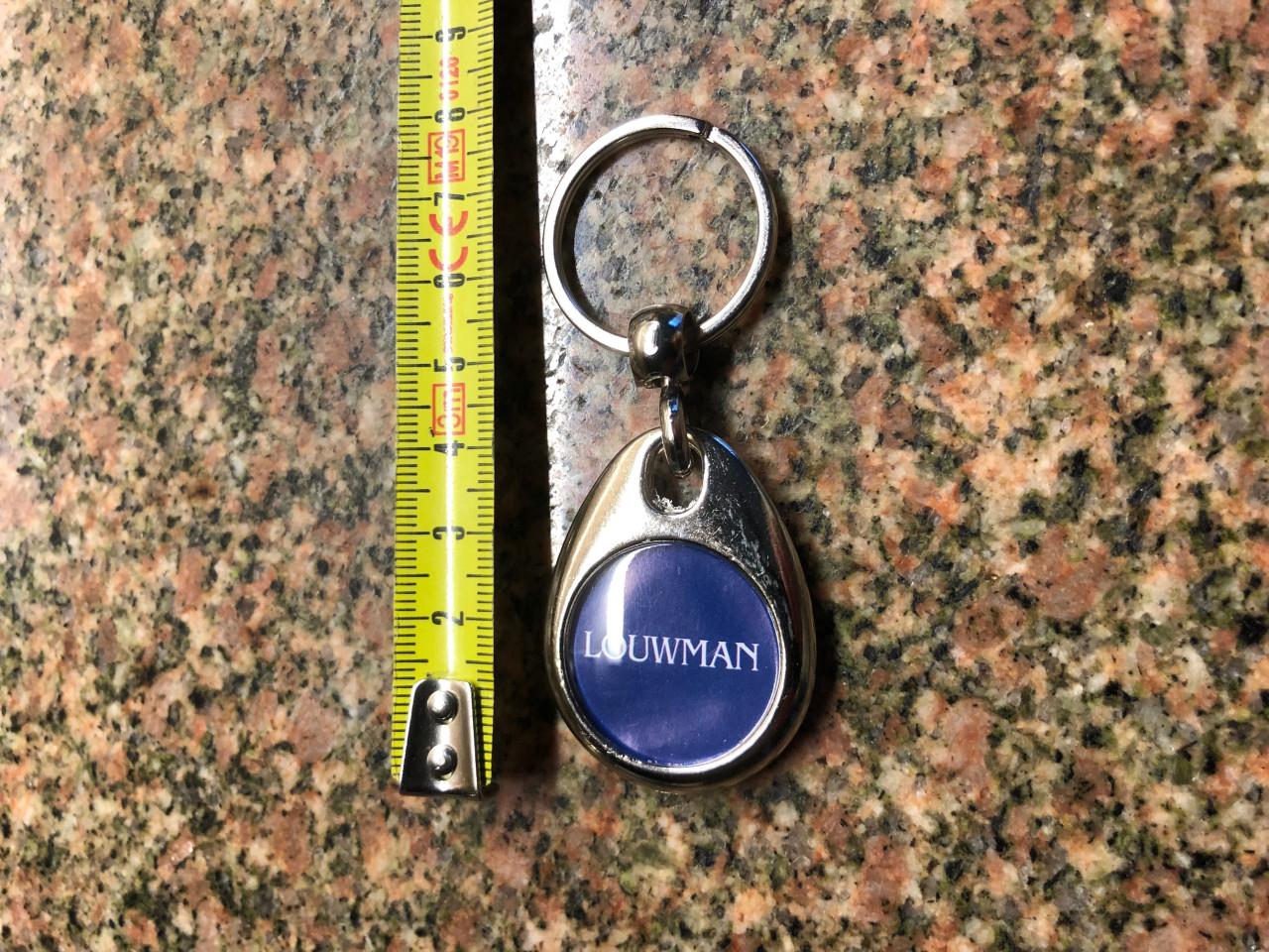 Nieuwe Kia tas met een dekentje en een beker en een sleutel hanger.