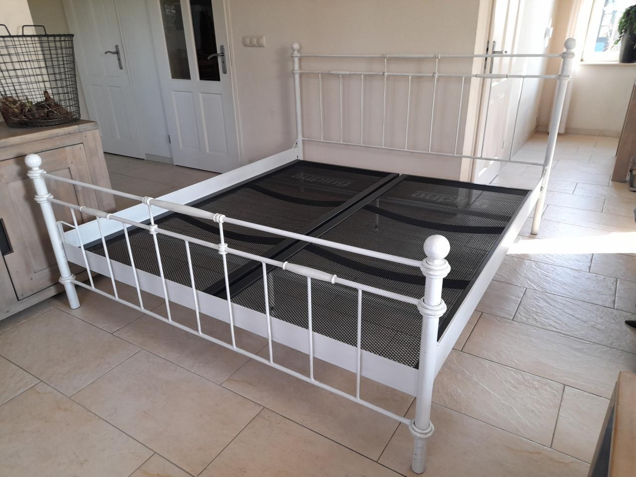 Stevig 2 Persoons bed 180 x 200 met Auping spiralen (in goede nette staat )