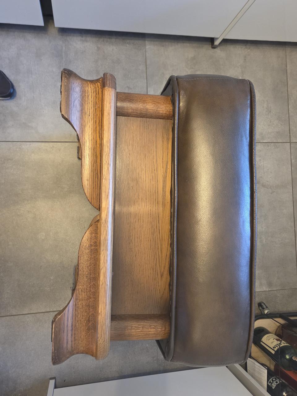 Bruin lederen poef / hocker met massief eikenhout onderstel