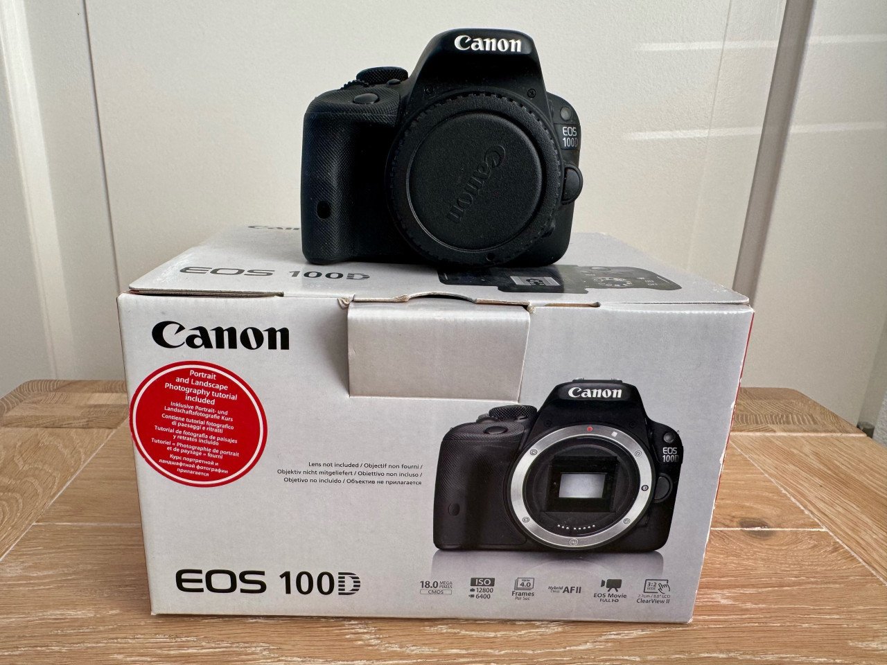 Canon EOS100D camerabody+lader+4 accu’s+cover+strap+doos