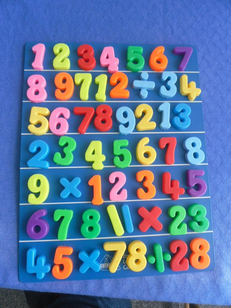 MAGNEETBORD MET LETTERS EN CIJFERS ENZ
