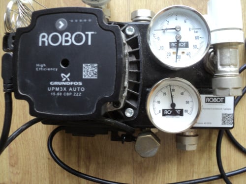 Vrijwel nieuwe 1 groep verdeler vloerverwarming ENERGI ZUINIGE pomp