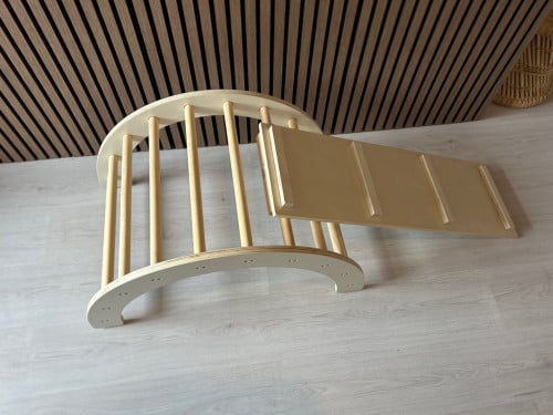 Houten klimboog met glijplank