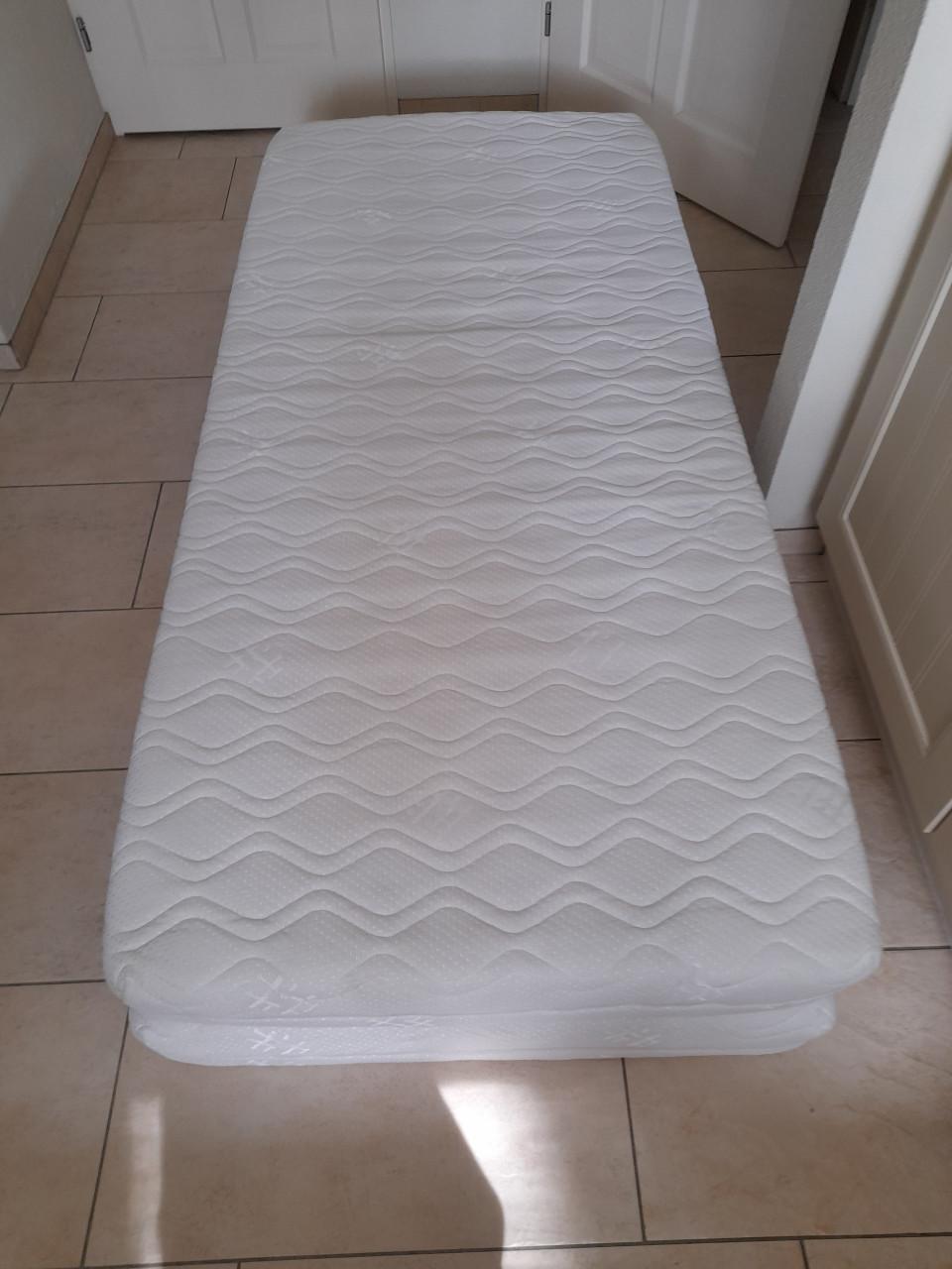 2 x 90 x 200 x 16  Matrassen (in goede schone staat )