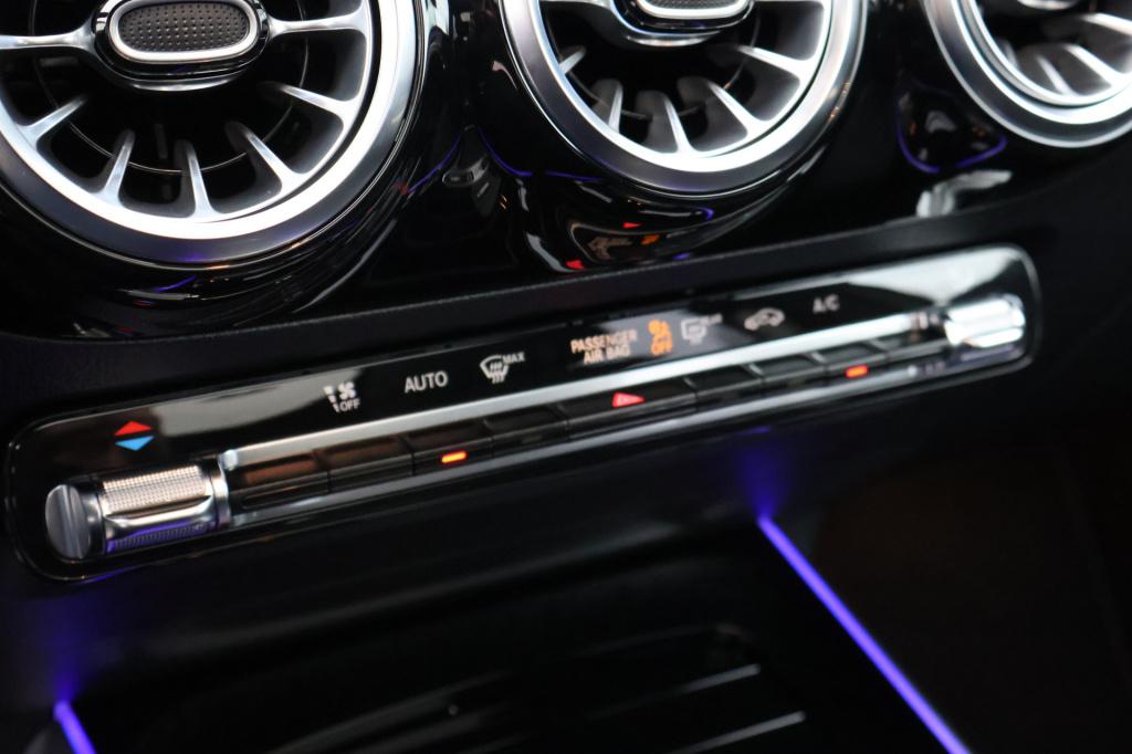 Mercedes-Benz Gla-klasse 180 amg line i 2025 i panorama dak i manufaktur al