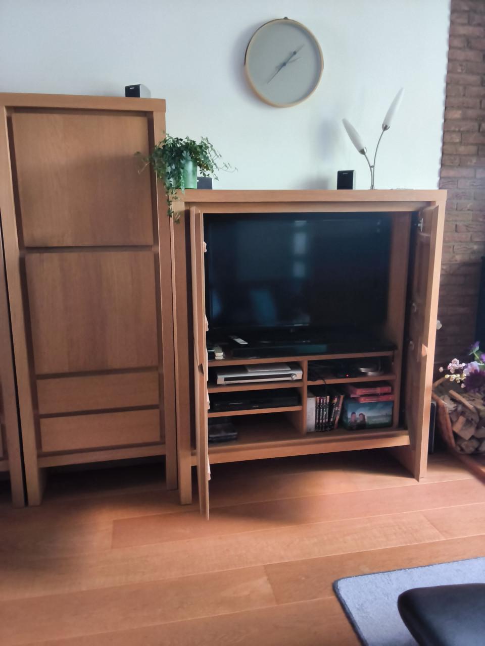 Twee hoge kasten en één tv-meubel