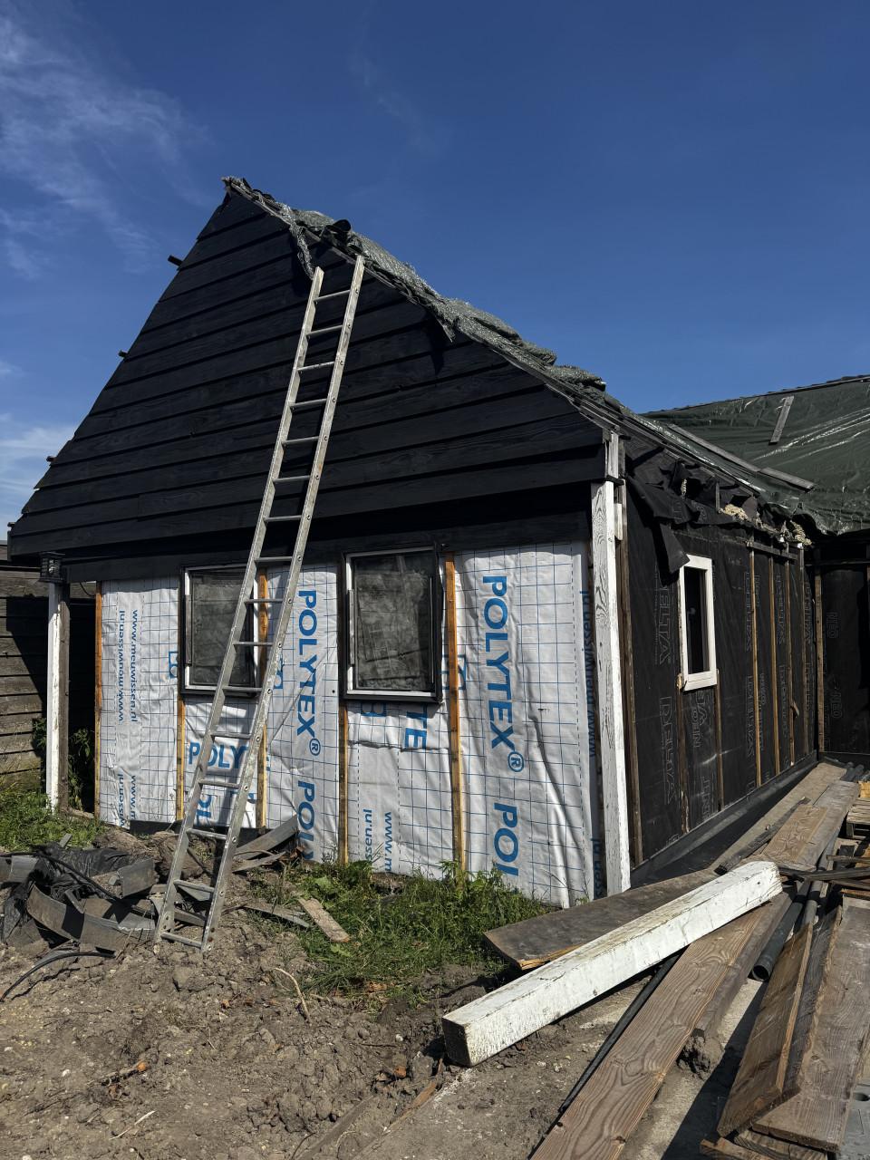 Gratis hout en isolatie (blokhut wordt gesloopt).
