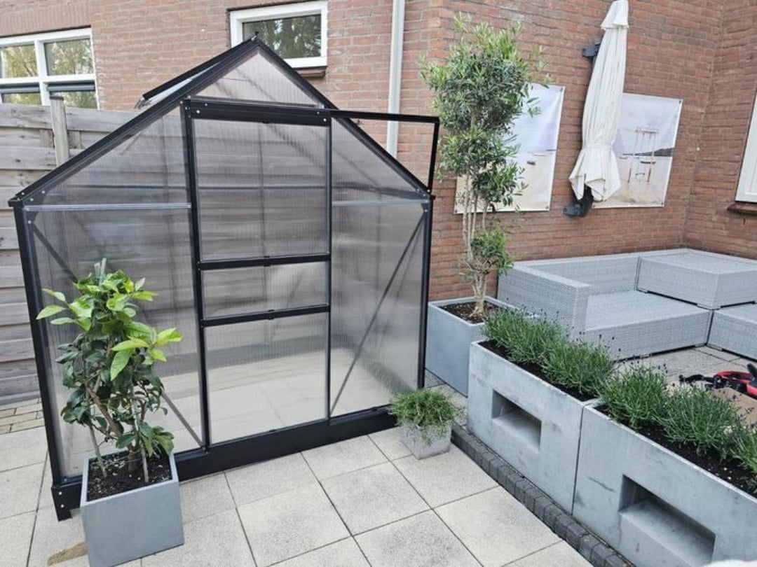 Tuinkas Vitavia comet 2500 en plantenbak van Woodblocx