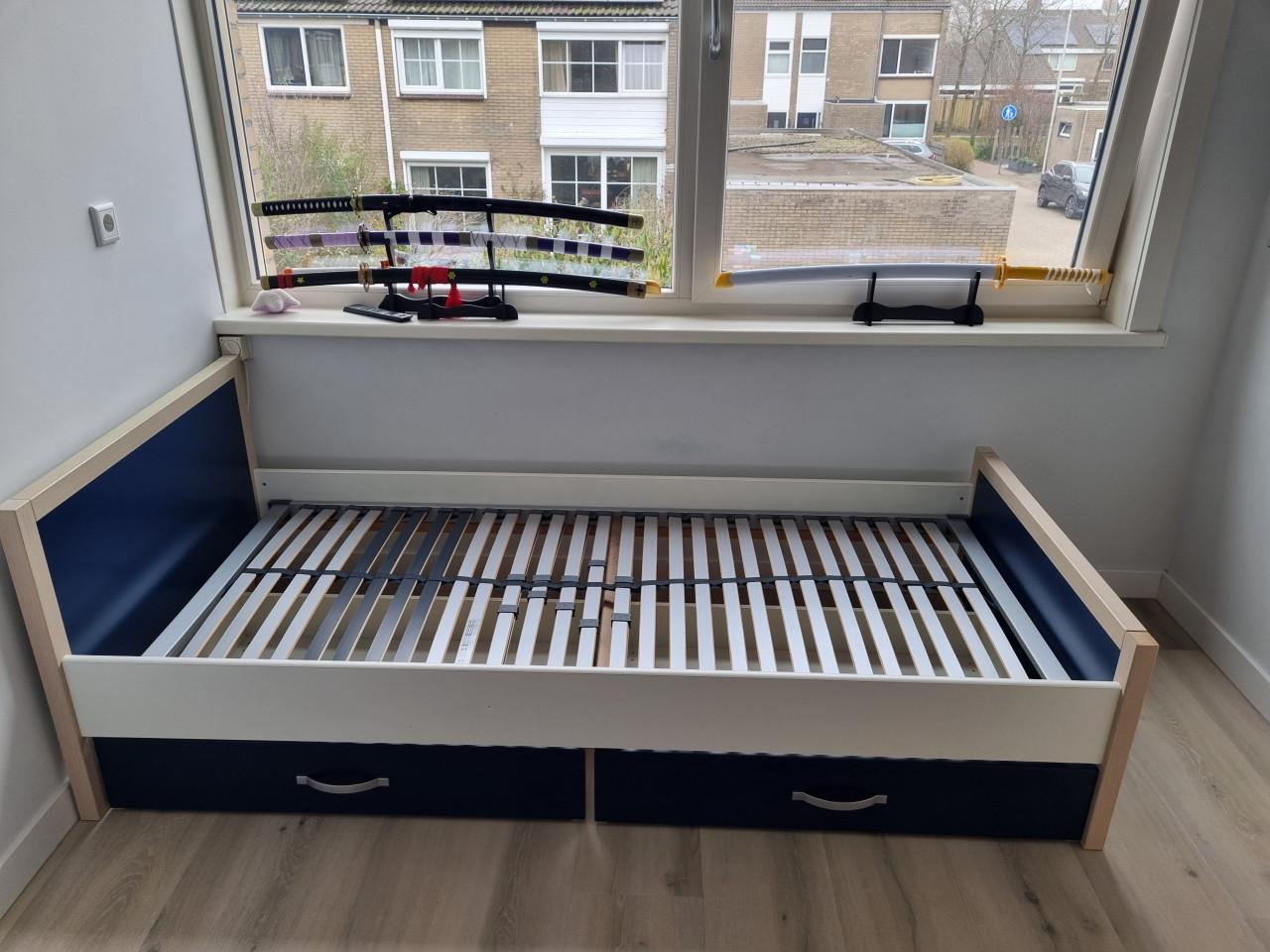 Mooi eenpersoonsbed Troy met opberglades en lattenbodem